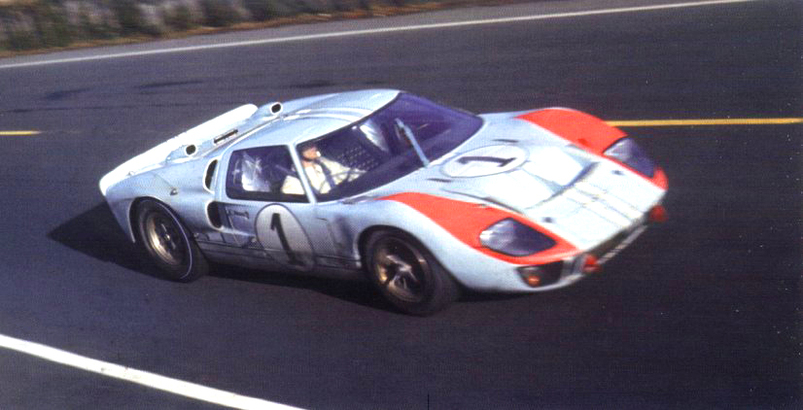 由 Ken Miles 駕駛跑頭位的 1 號 Ford GT40 MK II 被大會裁定因起步距離有差別而屈居亞軍。(Photo from lemans-history.com)
