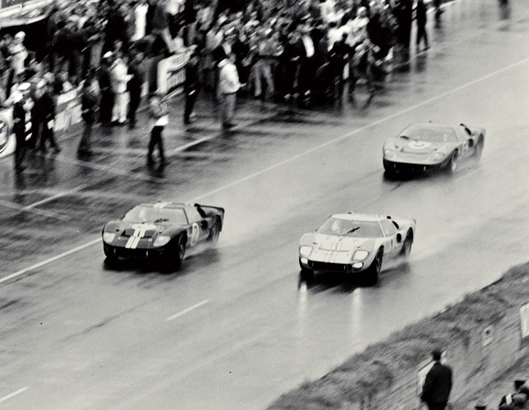 Ford 廠方要求領先的 3 部 GT40 MK II 列陣過終線造勢。(Photo from lemans-history.com)