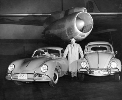 Porsche 父子設計的甲蟲車（右）和首輛雙座轎跑（左）內號分稱為 60 及 356，所以後來的四座轎跑便稱 911。(Photo from Porsche)
