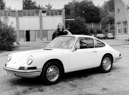 1963 年首輛 Porshe 911 的宣傳照。(Photo from Porsche)
