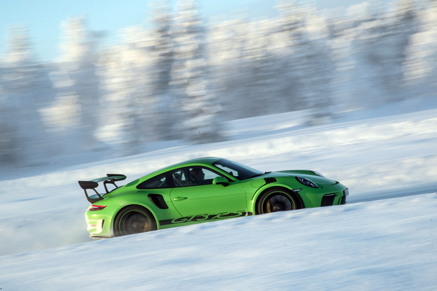 今日 911 車系已改用水冷引擎及備全驅。(Photo from Porsche)
