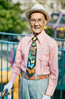 帶上白手套、太陽帽和奪目領帶的 Buck Chew，是三藩市《華埠靚靚》走秀主角之一。