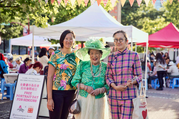 溫哥華的 Doris（左）及 June（右）在他們創立之「熱鬧高漲」麻雀活動跟時尚名人 Faye Leung 梁慧超合照。
