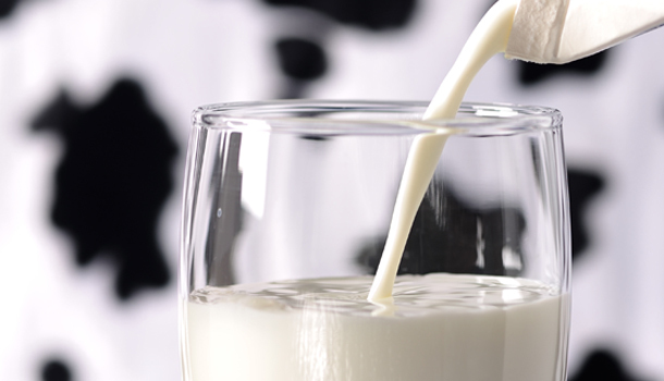 BC dairy farmers 卑詩省奶農向佳頤中心捐贈一萬加元 今天我們教你怎樣喝牛奶最健康