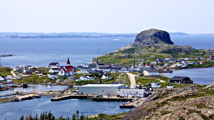 Fogo Island 西望的 Brimstone Head，像個俯瞰天角一方的龍頭。(Photo from townoffogoisland.ca)