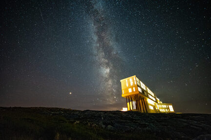 Fogo Island Inn 外型仿照島上高蹺魚寮的模式而築成，曾多次登上建築雜誌和旅遊節目。(Photo from fogoislandinn.ca)