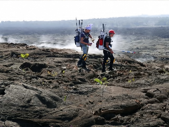 Darlene 曾參與不同地區的模擬外星探測工作，包括夏威夷主島 Kilauea 火山熔岩區。