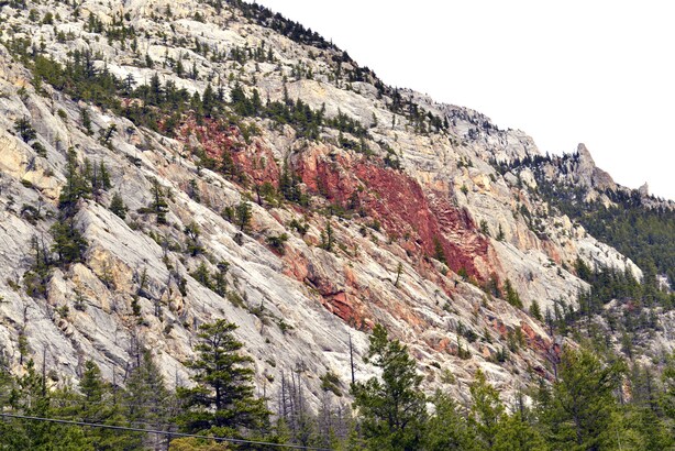Pavilion Lake 所屬的 Marble Canyon Provincial Park，山邊石崖色紋奪目。
