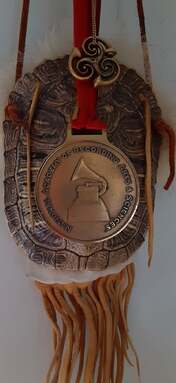 Shane 將格林美的獎牌和象徵原住民文化的龜殼掛在一起，讓自己不忘初心。