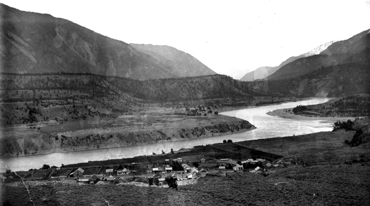 1896 年 Fraser 河畔的 Lillooet。回游 Fraser 河的鮭魚一直是 Xwisten 原住民的主要食糧。(Photo from City of Vancouver Archives)