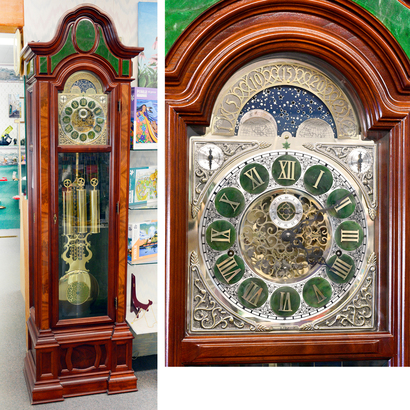 Cariboo Jade Shoppe 店內有紀念 35 週年的古老大鐘，上面鑲有 35 塊 BC 玉。