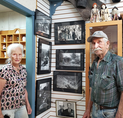 Karen 和 George Vanderwolf 店內有展示家族故居（右二）及在礦場鋸切巨玉（右三）的舊照片。