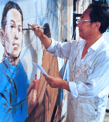 1990 年移民加國的程樹人，在 1996 年手繪了這幅「Memories of A Chinese Boy」壁畫，當時程樹人請他的女兒來幫忙，兩人只用了 14 天就完成這幅構圖複雜的大型作品。(Photo from Chemainus Festival of Murals Society)