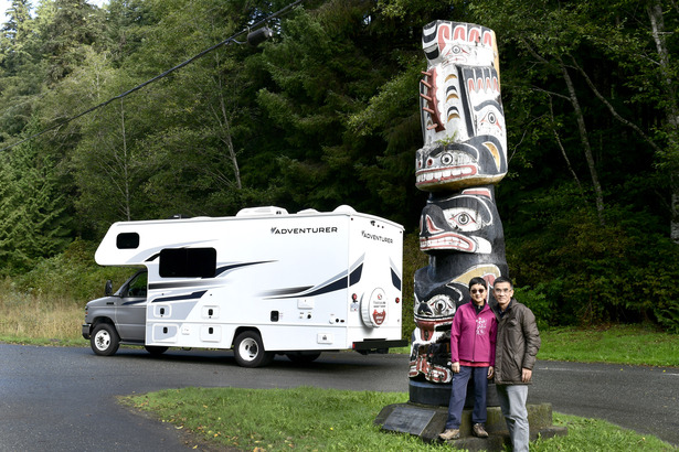貫通溫哥華島南北的公路上共豎立了 19 支像 Celina 和文楓背後的圖騰以歡迎遊人。