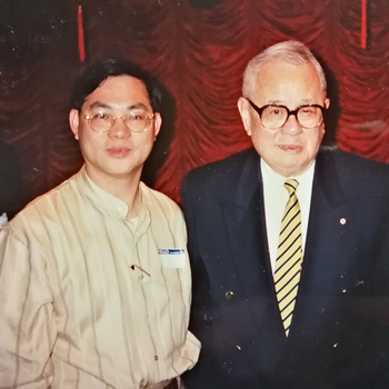 Eric 活躍於商界和慈善活動，和他合照者為另一位華裔移民的代表性人物 - 加拿大第一位華裔省督林思齊博士。