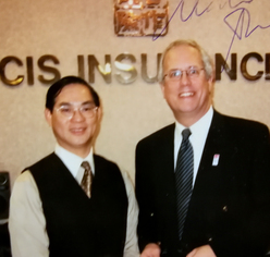 列治文市長馬保定拜訪 CIS 保險，與 Eric 合照。