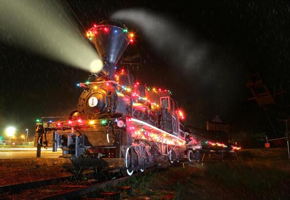 蒸氣火車每年聖誕節均會掛上彩燈迎接遊人。