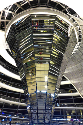 撐著柏林國會大樓 Bundestag 玻璃圓頂的閃亮沖天爐，由 360 塊鏡片組成。