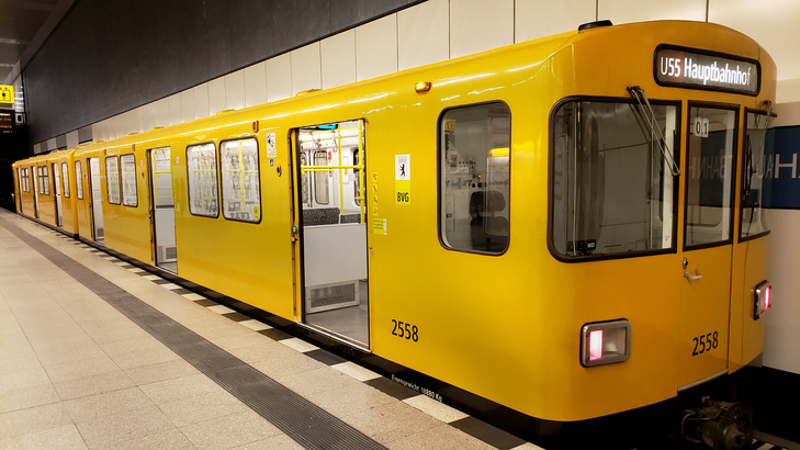 倣當年東德地鐵車卡而製造的黄色列車，只行走國會環線。