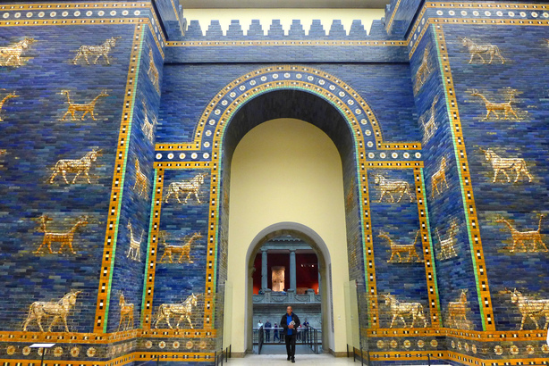 跟「Market Gate of Miletus」背對背而建的「Ishtar Gate」，是建於公元 575 年的巴比侖市集遺跡，高逾五層樓。