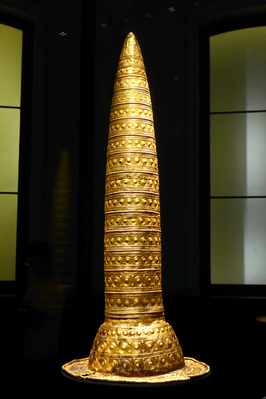 沒有人知道 Neues Museum 內這個神祕真金高帽的功用。