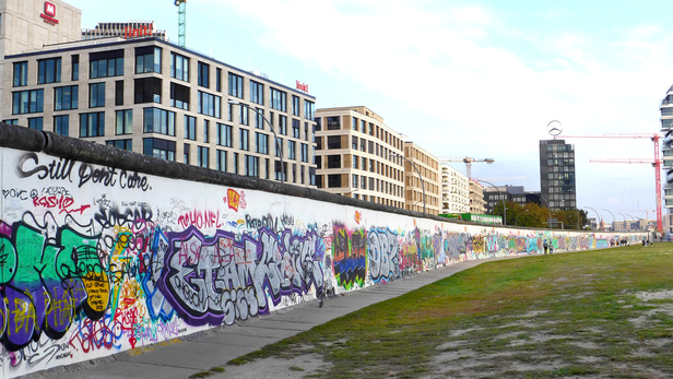 「East Side Gallery」正面是國際級壁畫，背後則是塗鴉區。