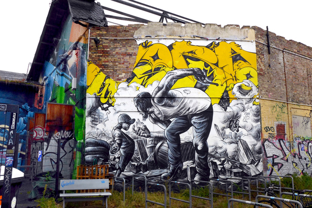 很多柏林市內的壁畫均有教誨意義，你能看出這對父子在做甚麼嗎？