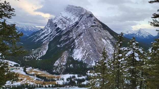 著名的 Mount Rundle 剛好分隔了 Banff 和 Canmore 兩鎮。