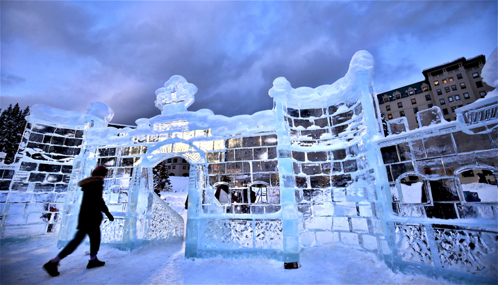 這個 Lake Louise 透明城堡只能在冬日尋。