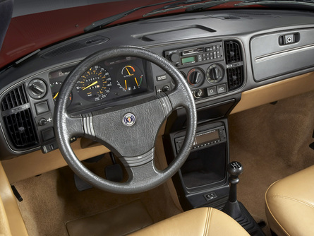 Saab 900 是首輛依工效學來設計儀錶板的汽車。