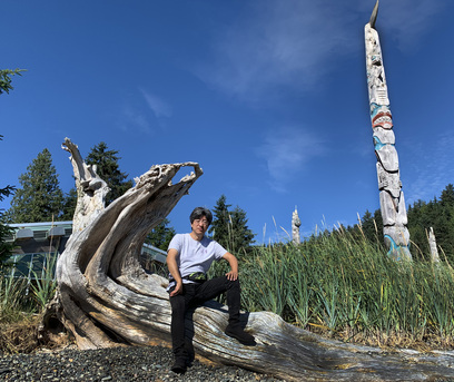 Roger 攝於 Haida Heritage Centre 前。