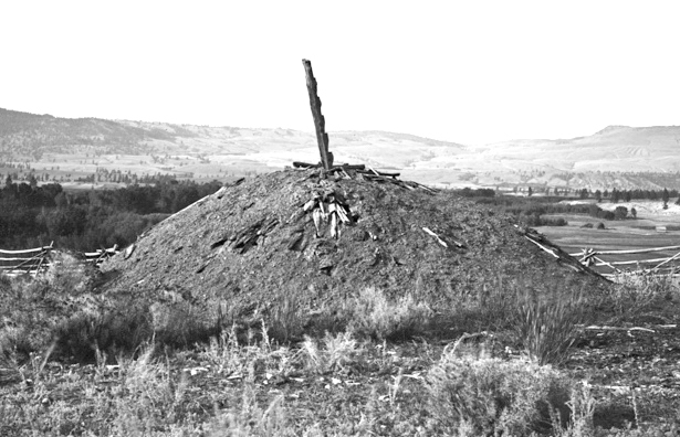 坑屋屬西北部原住民最遠古的建築型式。(Photo from BC Archives)