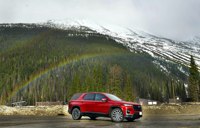 彩虹映照下的 Chevrolet Traverse。