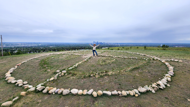 能遠眺 Calgary 市心的 Nose Hill 公園 Medicine Wheel，是用來紀念原住民守護這區之歷史。 