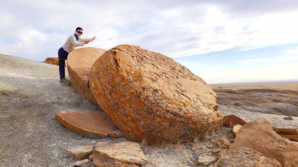 Red Rock Coulee 的巨型凝固石蛋，像飛碟撞地球。