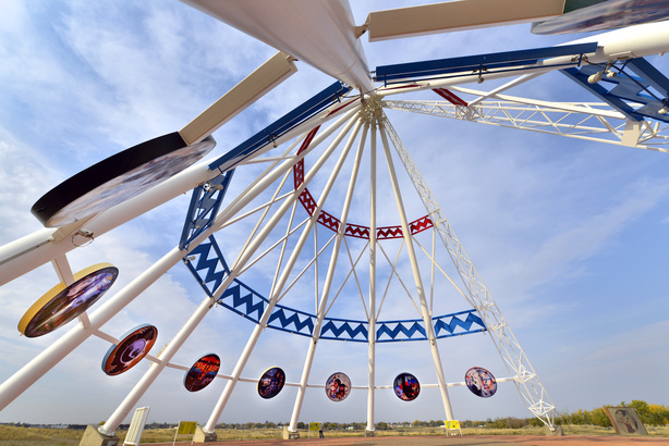 Medicine Hat 公路旁的 Saamis Tepee，反映該區原住民傳統生活與歷史。