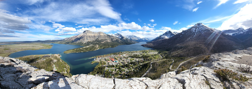 登上 Bear Hump 石丘就能鳥瞰 Waterton Lake 無敵美㬌。