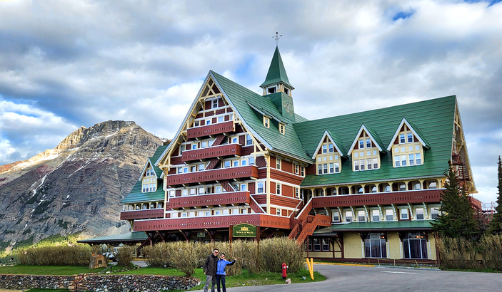 能俯瞰上下 Waterton Lakes 的全木䢖六層 Prince of Wales Hotel 有近百年歷史。