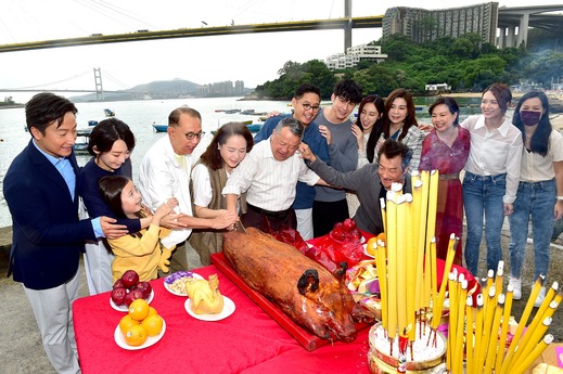 導演劉偉恒（圖中在曾志偉身後穿藍衣者）是電台節目主持人、編劇，以及兩名女兒的爸爸，他和前有線主播王沛然育有兩名千金，8 歲的大女劉子晴（饅頭）和 5 歲的細女劉子悅（包包），難怪他對執導家庭題材作品如此有信心。《出租家人》同時也是劉偉恒繼《王家欣》、《某日某月》、《你的世界如果沒有我》、《焚身》後第 5 部執導的作品。