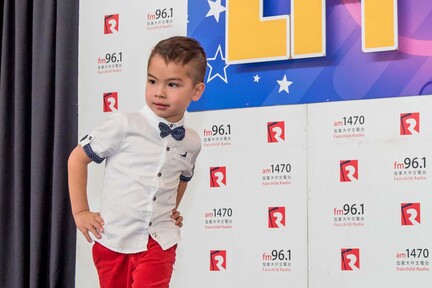 4 歲 Janos 王卓禧不時在台上重複「我最愛吃豉油撈飯」和「爸爸和我一樣帥」，天真無邪，逗得台下觀眾哈哈大笑。