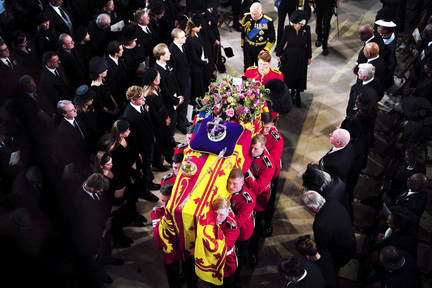 英女王去世後的送葬儀式、哀悼和紀念活動於倫敦舉行，以西敏寺的葬禮作結束，而遺體則長眠於溫莎堡。葬禮匯聚各國政要，全球觀眾在網絡和電視上觀看直播。(Photo from Canadian Press)