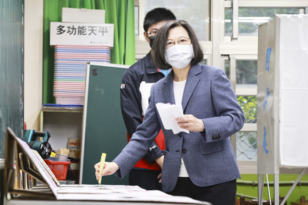 台灣總統蔡英文 11 月 26 日辭去民進黨黨主席一職，為地方選舉慘敗負責。(Photo from Canadian Press)