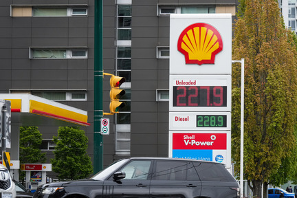卑詩省的汽油價格是加拿大全國最高，甚至是全北美最高，相關汽油稅佔比高達 38%。很多省民在高油價下苦苦掙扎，節衣縮食盡量不出門。(Photo from Canadian Press)