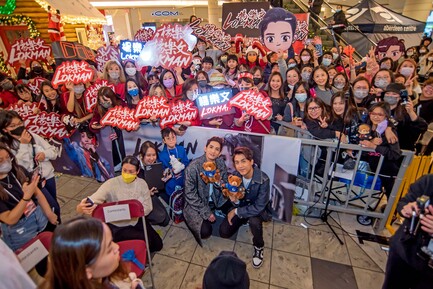 各種 fans 牌令人大開眼界，而大部份還是從香港空運而至的。