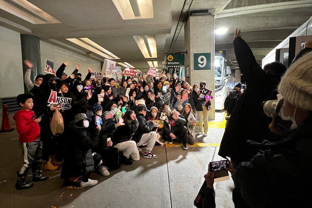 其實兩人還沒出閘，已有其他身處飛機閘口、海關和行李輸送帶的香港旅客將二人的身影 po 上網，故此在接機大堂等候的粉絲們已掌握了他們沿途的情況，只能說，Lokman 和 AK 粉絲的行動力和資訊收集能力超級高，讚！