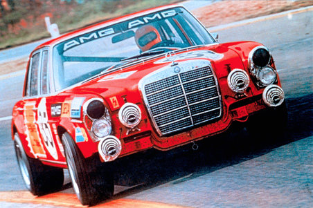 外號「紅豚」的 1971 年 AMG 300 SEL 6.8 耐力賽車，顯示了 S 級動力潛質的同時，亦奠定了 AMG 大業。