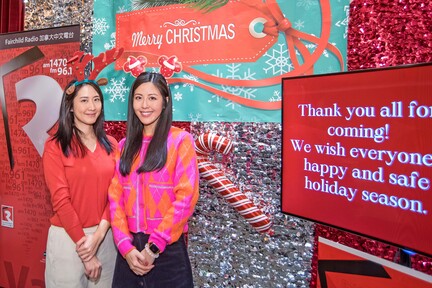 今年電台的聖誕派對由兩位美女出任司儀，她們就是（左起）國語節目部的家儀和粵語節目部的伍文嘉。　