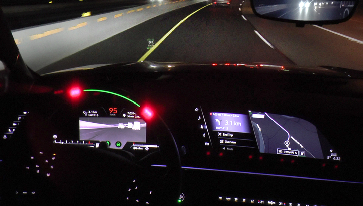 Escalade 之紅外線相機幫助司機在黑暗中辨別前路物體。