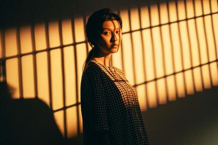 王丹妮今次為演活階下囚化醜妝變殘，指甲間亦填滿啡色髒物，並自費找戲劇老師邵美君學戲，誓要摵甩「梅艷芳味」，給觀眾耳目一新的感覺。