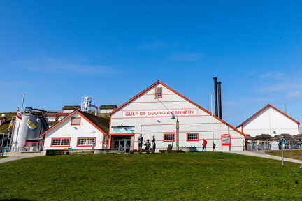建於 1894 年的 Gulf of Georgia Cannery National Historic Site 曾經是本地最大型的三文魚加工廠，現在仍有很多機器和捕魚用品的實物展出。